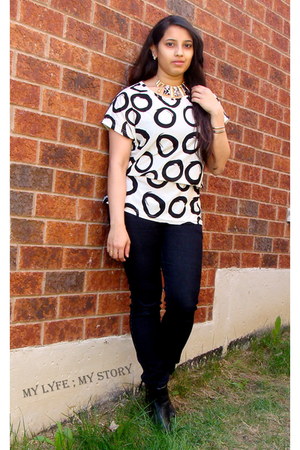 gold Ardene bracelet - black black boots H&M boots