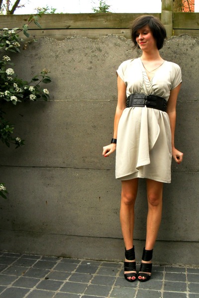 gray dress with black shoes