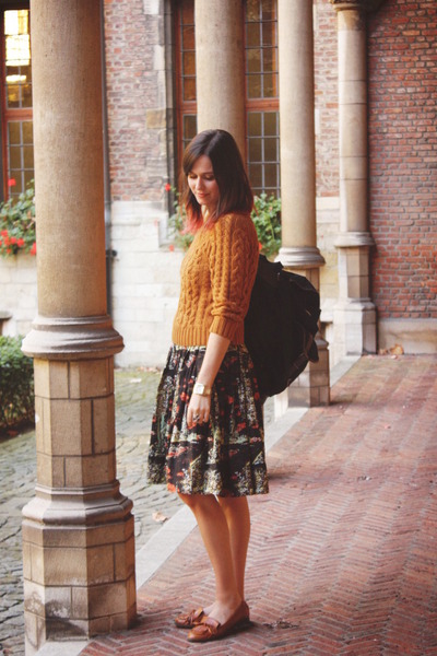 orange jumper outfit