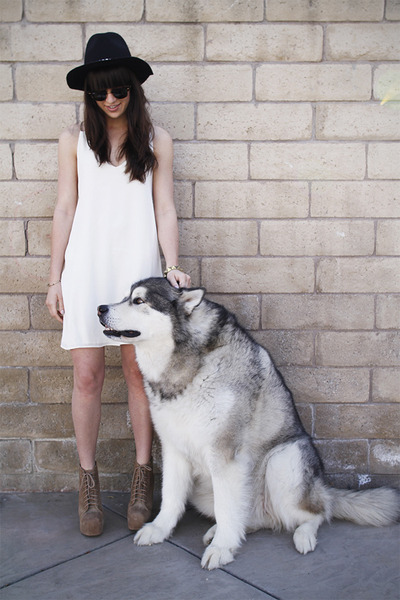 Shoes online for women. Where to buy white boots