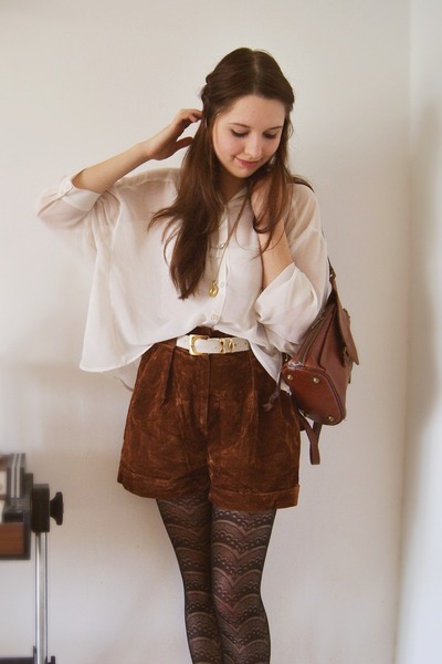How to wear brown suede shorts How to wear brown suede shorts