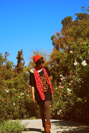 black oversized With LeLe shirt - dark brown fringe Minnetonka boots