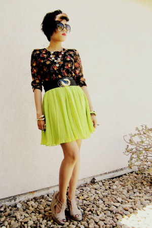 beige suede Billini wedges - black floral print Jones New York top