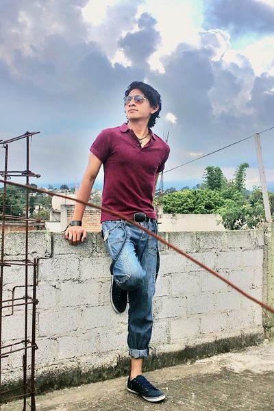 maroon t shirt with blue jeans