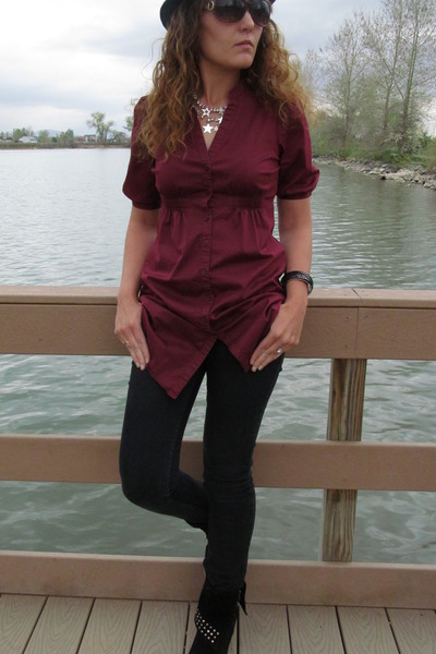 black jeans maroon shirt