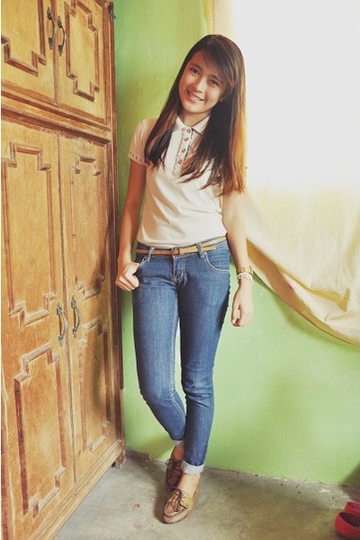 skinny jeans and polo shirt