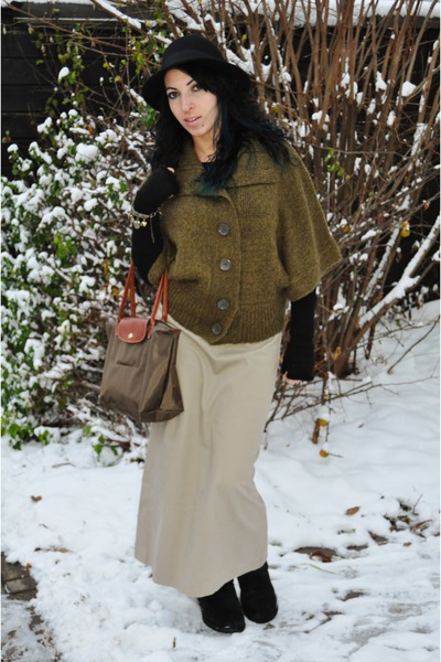 brilliant uggs and skirt outfit
15