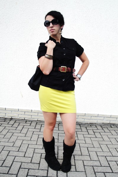 outstanding uggs and skirt outfit
16