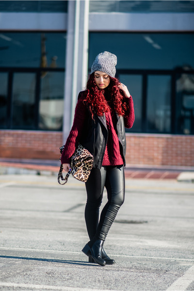 Black-zara-boots-maroon-sweater