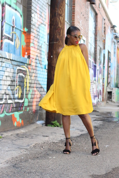 heels to wear with yellow dress