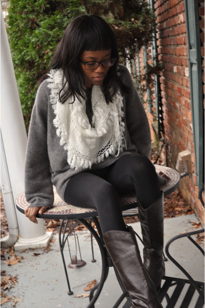 grey leggings and brown boots