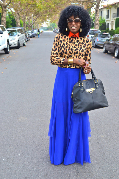 blue skirt red top