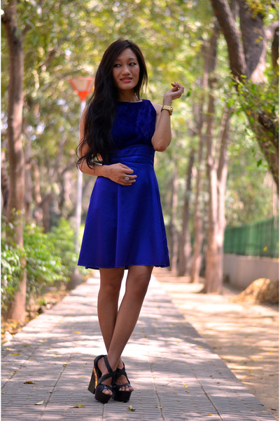 black dress blue heels