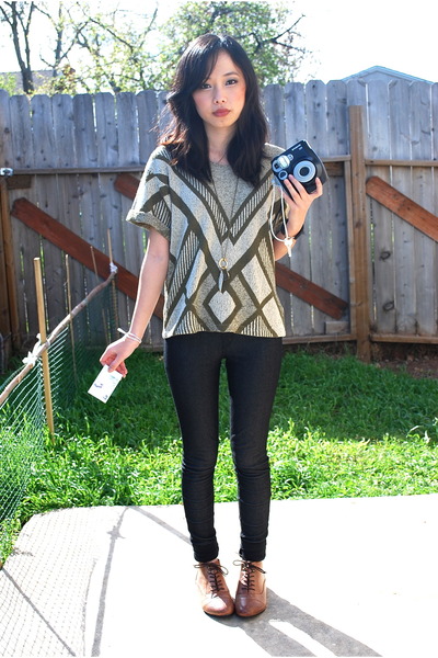 black shirt green pants brown shoes