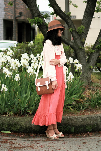 Retro Fashion Style Dresses on Salmon Thrifted Vintage Dress Brown From Japan Hat Brown Retro Girl