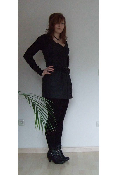 gray dress with black shoes