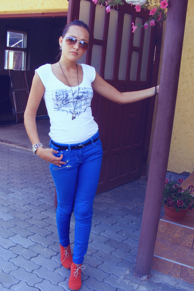 red shoes blue pants