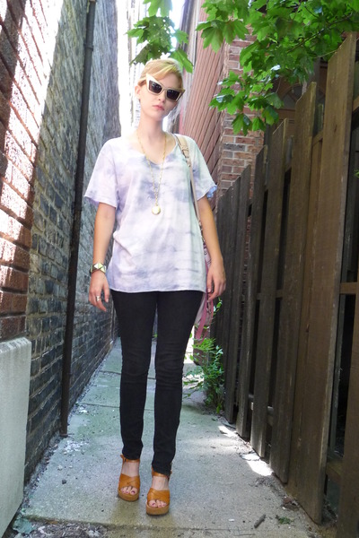 black-target-jeans-beige-kork-ease-shoes-gold-sunglasses-_400.jpg