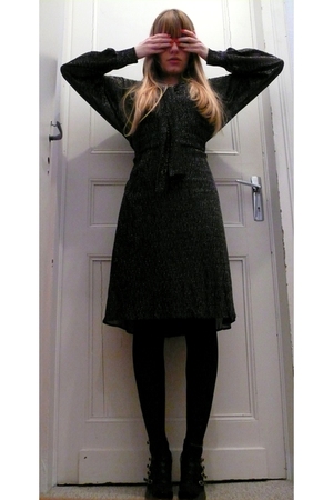 gray vintage dress - black Cosmo shoes