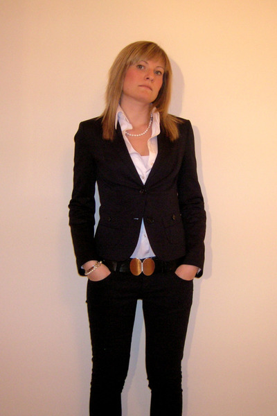 All Listings The key to looking like a power player at work is making everything black except your sharpest navy blue sport jacket. But you want to make sure said jacket doesn’t have brown or white buttons.