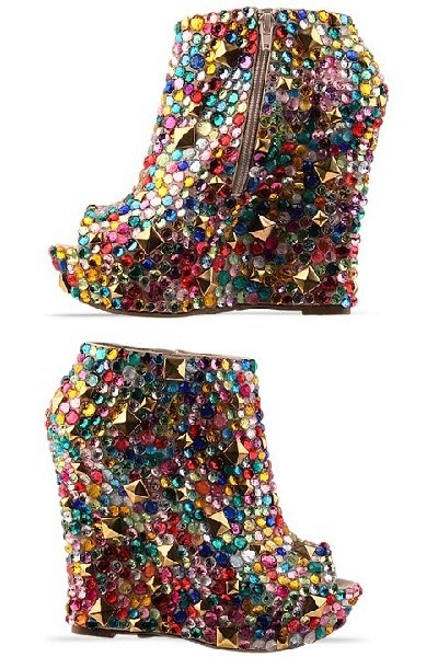 Solestruck.com metadata updates Solestruck is an e boutique with a twist: it is a shoe store that sells up-and-coming brands in the country and far across the globe. The fashion experts at Solestruck team have been scouring the world in search of beautiful footwear brands in order to rid the world of ugly shoes, as they put it.