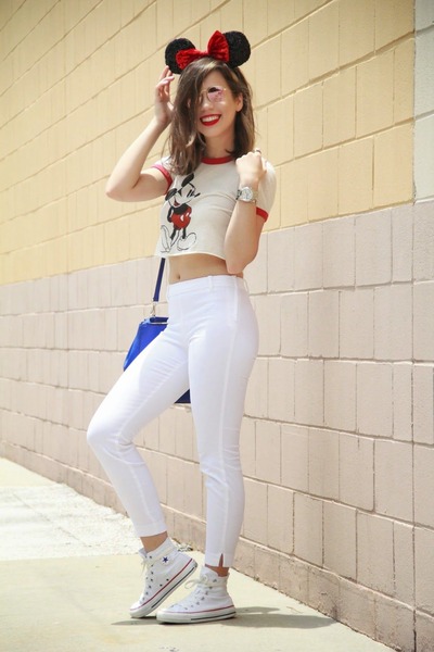 girl wearing white high top converse 