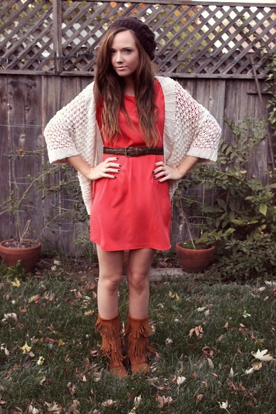 red minnetonka boots