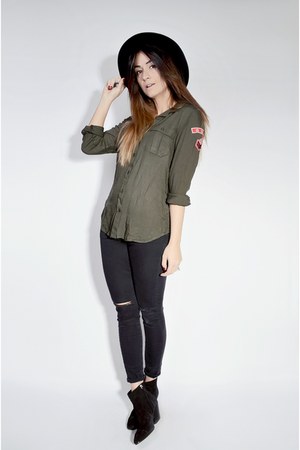 green shirt black jeans