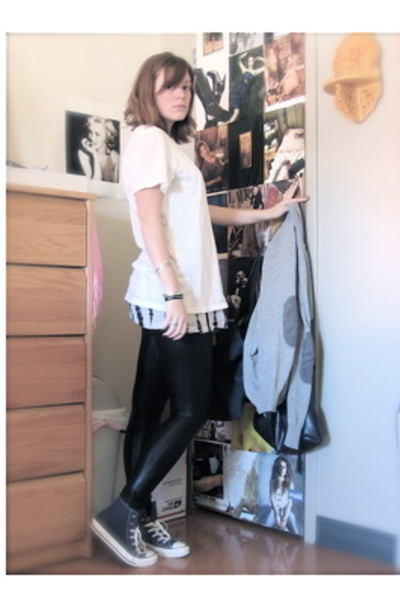 Forever 21 Jump On The Alike Bandwagon forever 21s gaps outfitters converses quot jumping Forever 21 Jump On The Alike Bandwagon forever 21s gaps outfitters converses quot jumping