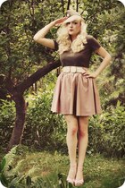 army green t-shirt - light pink skirt