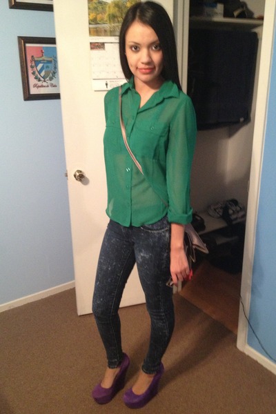 green blouse with jeans