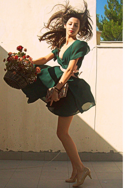 green dress with nude heels