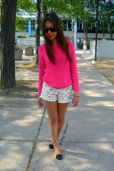 Hot Pink Knitted H&M Sweatshirts, Floral Forever 21 Shorts
