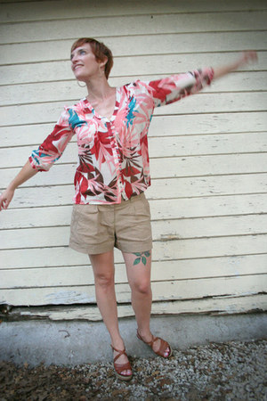 hot pink Joie blouse - dark khaki Theory shorts