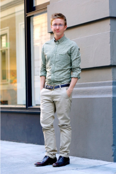 green shirt beige pants